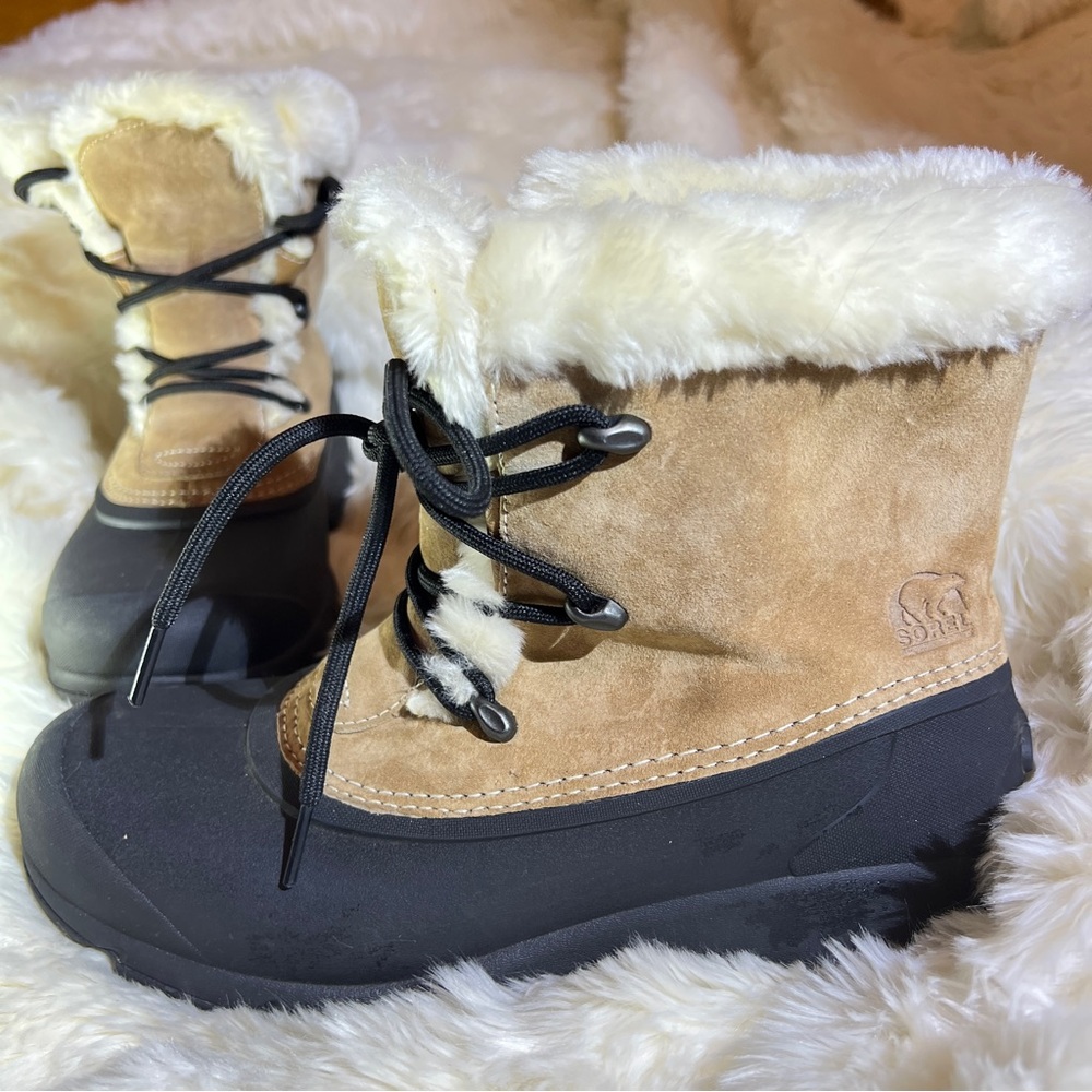 Sorel Snow Angel Lace up Boots Sz 9 very little wear suede tan insulated womens